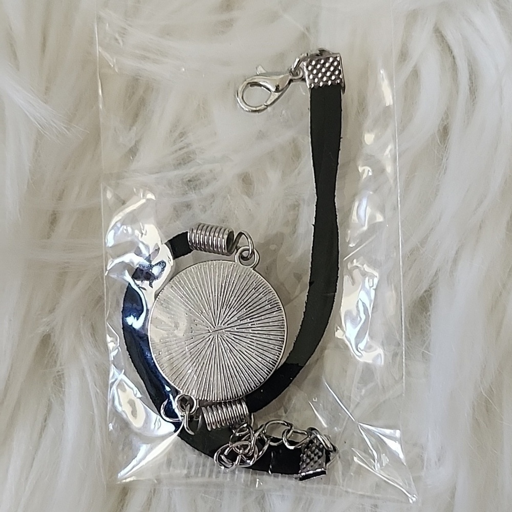 Kansas City Chiefs earrings, bracelet, and phone clip NWT - Picture 7 of 8